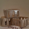 Petit panier à fruits en grès fait main en France. Eclore Provence Ceramics Studio