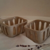 Petit panier à fruits en grès fait main en France. Eclore Provence Ceramics Studio