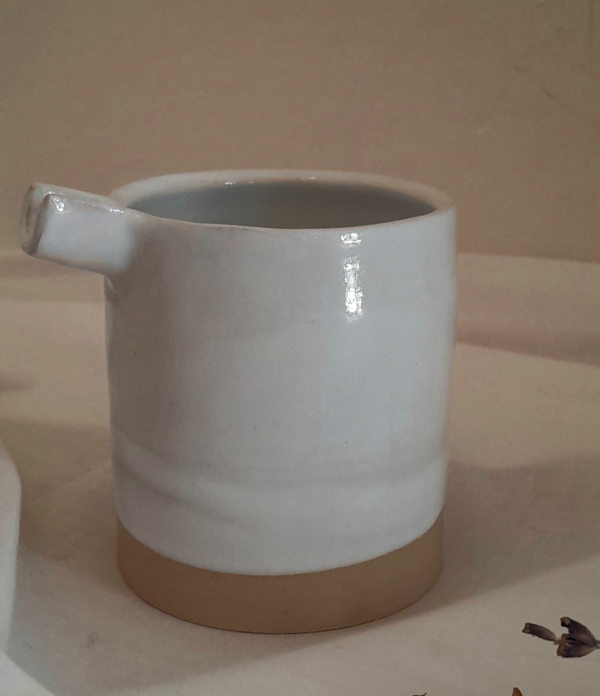 Petit pichet à lait/ crème en grès fait main en France. Eclore Provence Ceramics Studio