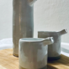 Pichet à eau en grès fait main en Provence. Eclore Provence Ceramics Studio.