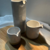 Pichet à eau en grès fait main en Provence. Eclore Provence Ceramics Studio.
