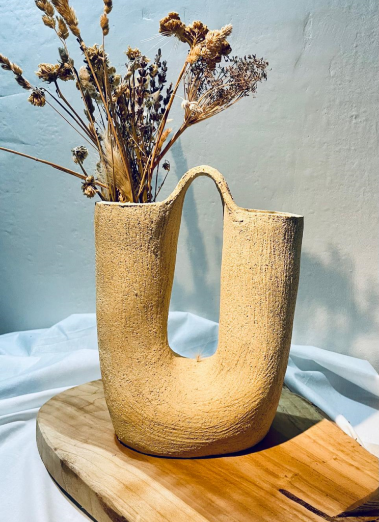 Vase Murmures des Dunes en grès fait main en Provence. Eclore Provence Ceramics Studio.